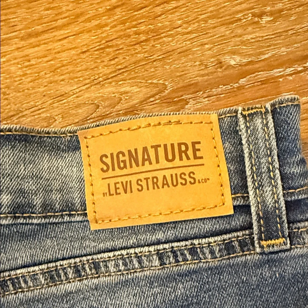 3/$20 Signature by Levi Strauss Blue Denim Pearl Rhinestone Heritage Jean Shorts - Picture 3 of 11